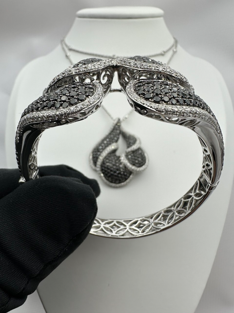 Комплект No name с белыми и черными бриллиантами.