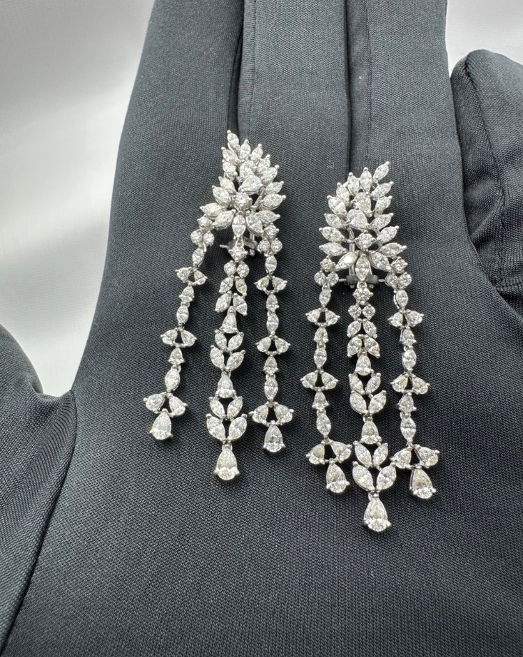 Серьги RALFDIAMONDS с бриллиантами груша и маркиз.