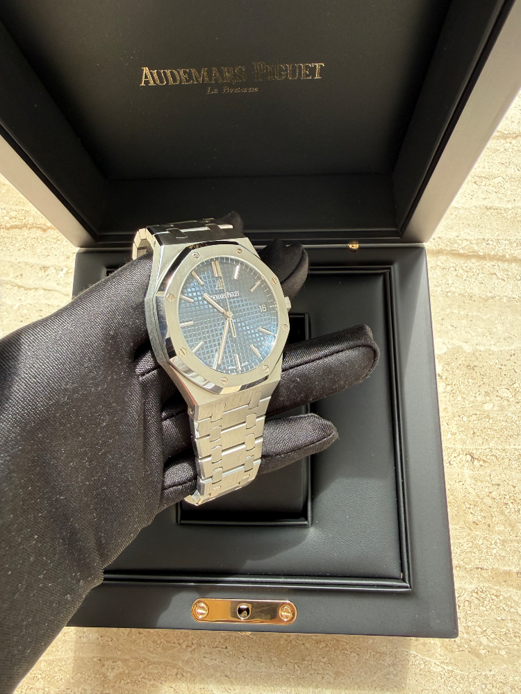 Часы AUDEMARS PIGUET Royal Oak Selfwinding 41 mm 15500ST.OO.1220ST.01