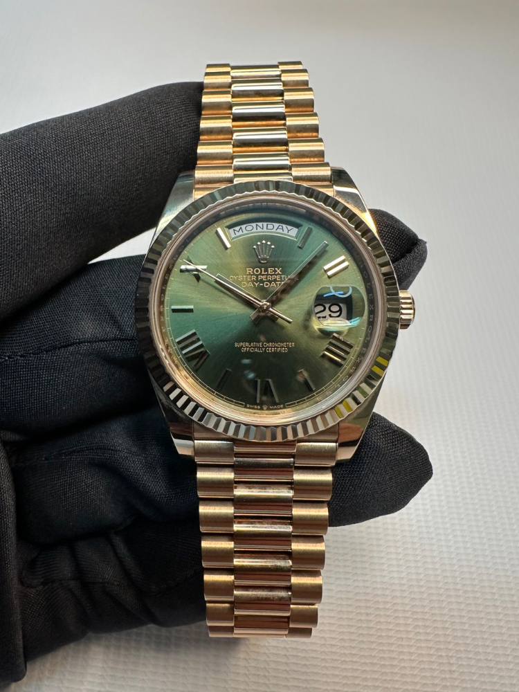 Часы Rolex DAY-DATE 40 MM EVEROSE GOLD 228235