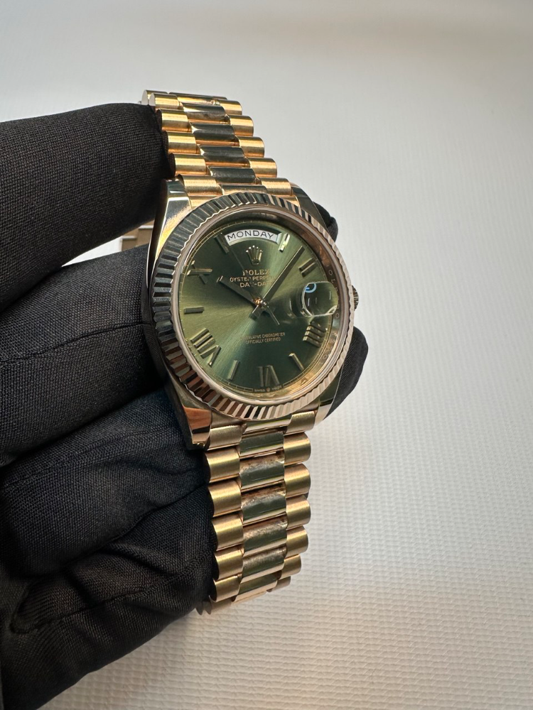 Часы Rolex DAY-DATE 40 MM EVEROSE GOLD 228235