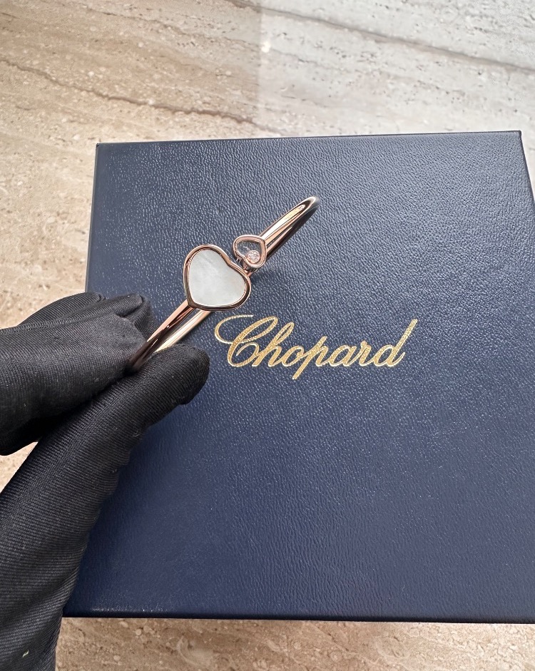 Браслет Chopard HAPPY HEARTS BANGLE MOTHER-OF-PEARL ROSE GOLD (SIZE S) 857482-5302