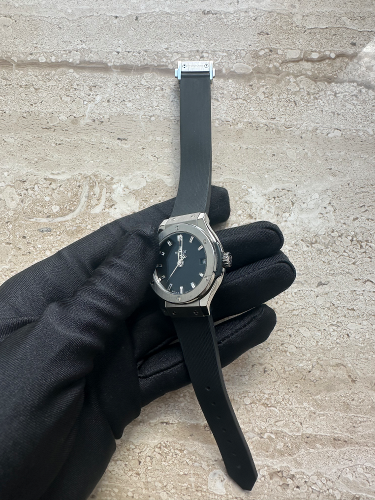 Часы Hublot Classic Fusion Quartz 33 мм 585.NX.1171.RX