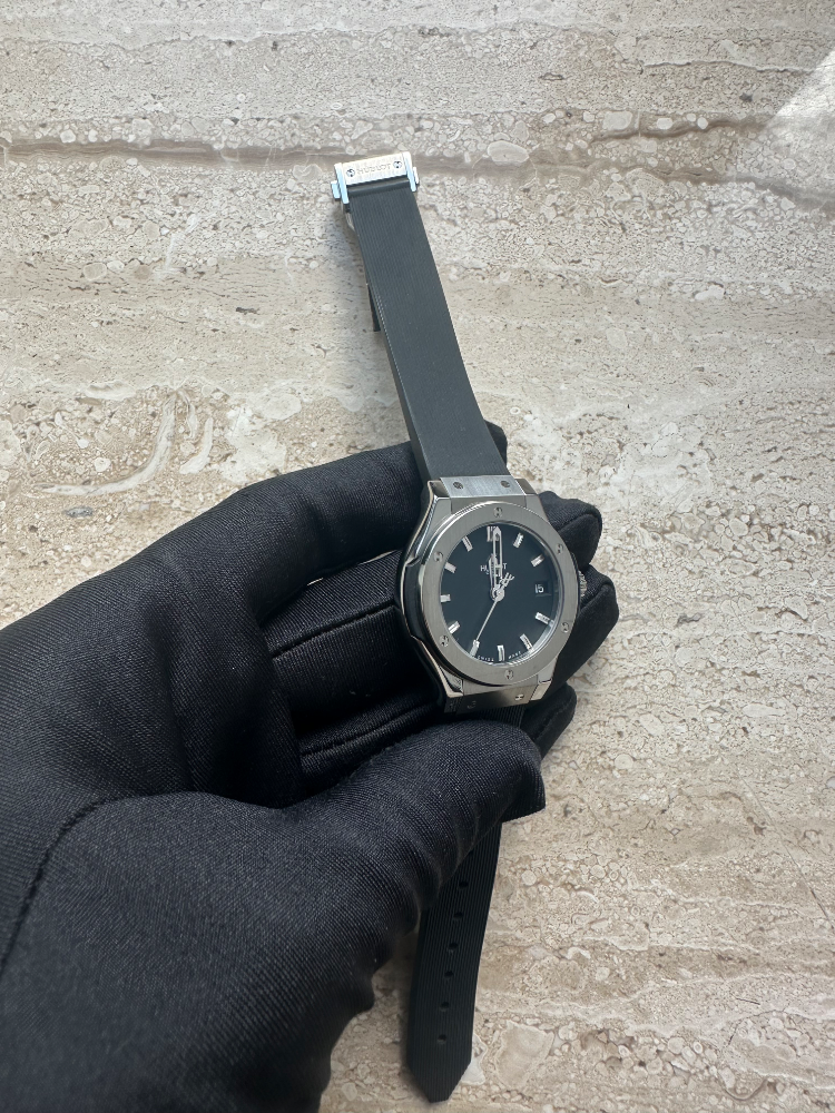 Часы Hublot Classic Fusion Quartz 33 мм 585.NX.1171.RX