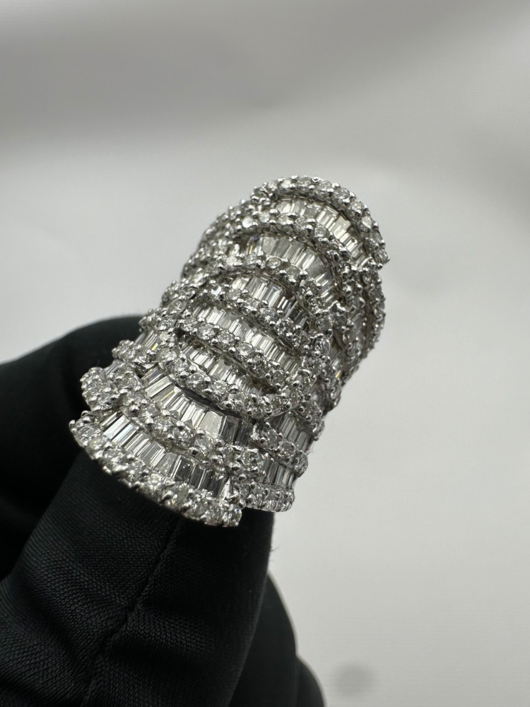 Кольцо RALFDIAMONDS с багетами и бриллиантами.