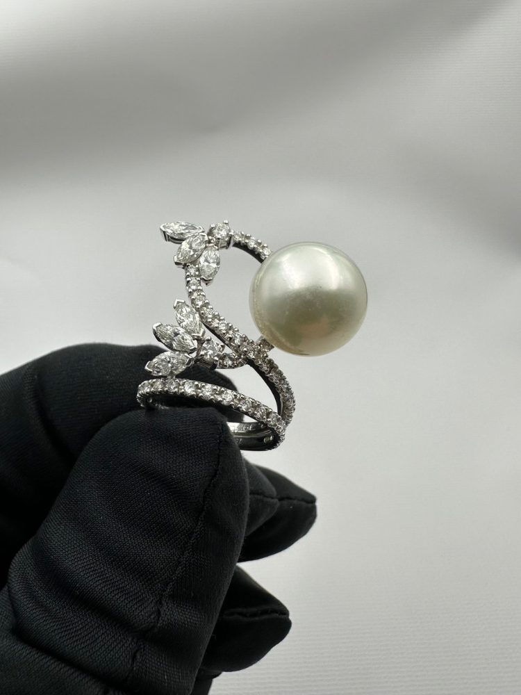 Кольцо с бриллиантом Shreiner КОЛЬЦО С ЖЕМЧУГОМ И БРИЛЛИАНТАМИ.