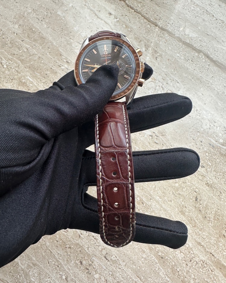 Часы Omega Speedmaster Broad Arrow 321.90.42.50.13.001