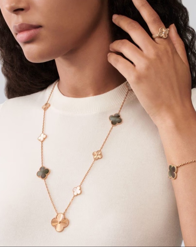 Кольцо Van Cleef & Arpels Vintage Alhambra reversible ring 18K rose gold Diamond Mother-of-pearl VCARPGV500