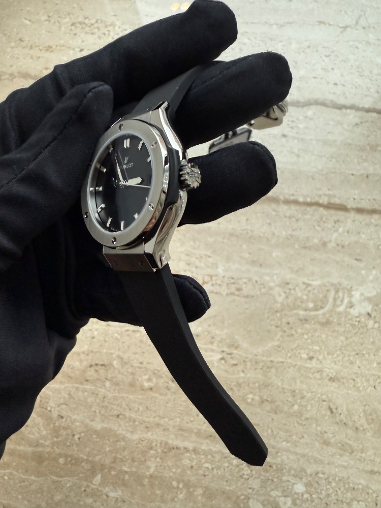 Часы Hublot CLASSIC FUSION TITANIUM 581.NX.1470.RX 33mm