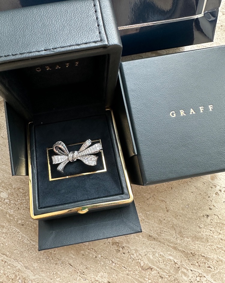 Кольцо Graff Tilda s Bow Double Knot Diamond Ring RGR594