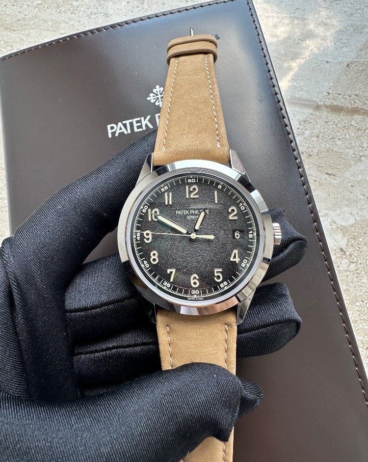 Часы Patek Philippe Calatrava 5226G-001.