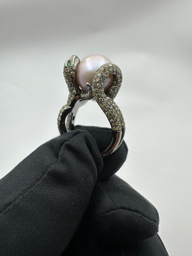 Кольцо RALFDIAMONDS с желтыми сапфирами и жемчугом.