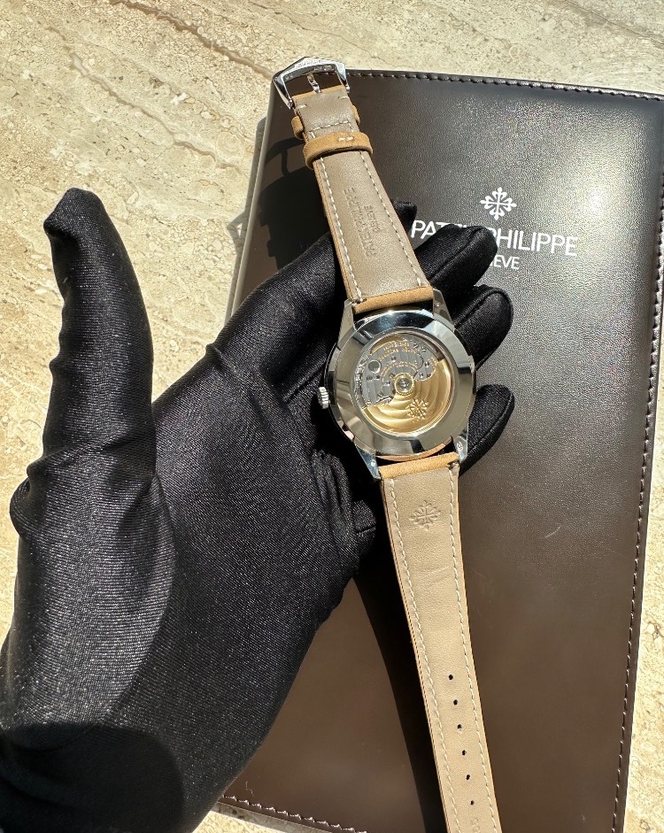 Часы Patek Philippe Calatrava 5226G-001.