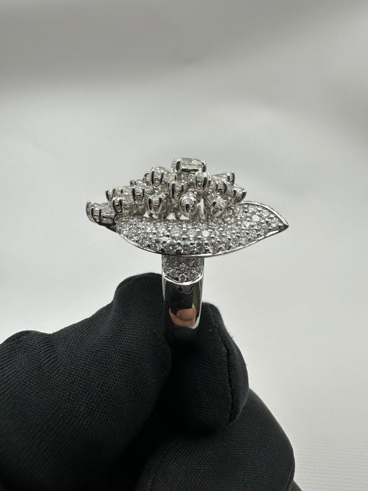 Кольцо RALFDIAMONDS с бриллиантами различных огранок.