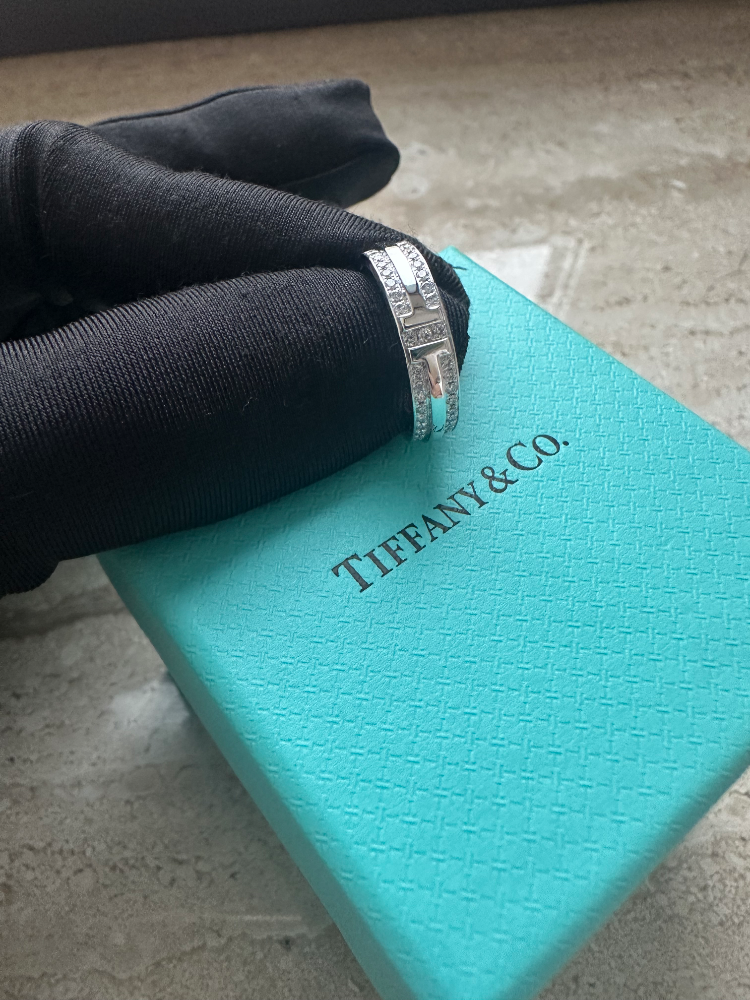 Кольцо Tiffany&Co. Tiffany T ring.