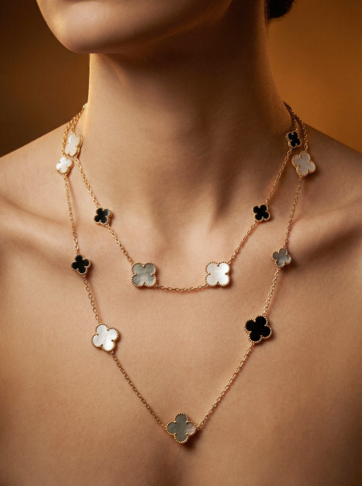 Колье Van Cleef & Arpels Magic Alhambra long necklace 16 motifs 18K yellow gold Mother-of-pearl Onyx VCARD79400