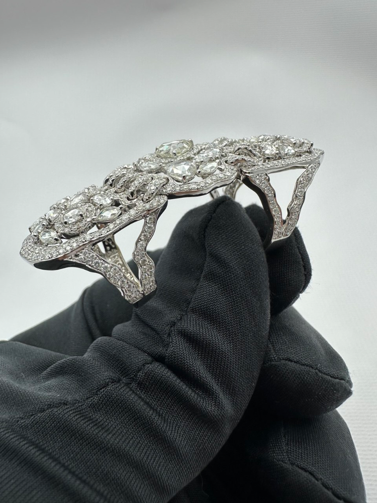 Кольцо RALFDIAMONDS с бриллиантами различных форм огранок.