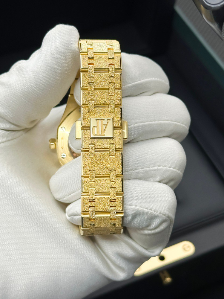 Часы AUDEMARS PIGUET ROYAL OAK FROSTED GOLD 77450BA.GG.1361BA.01