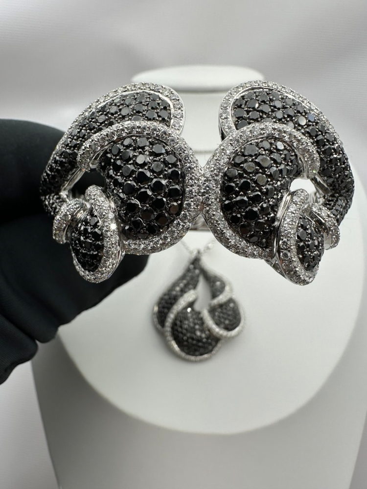 Комплект No name с белыми и черными бриллиантами.