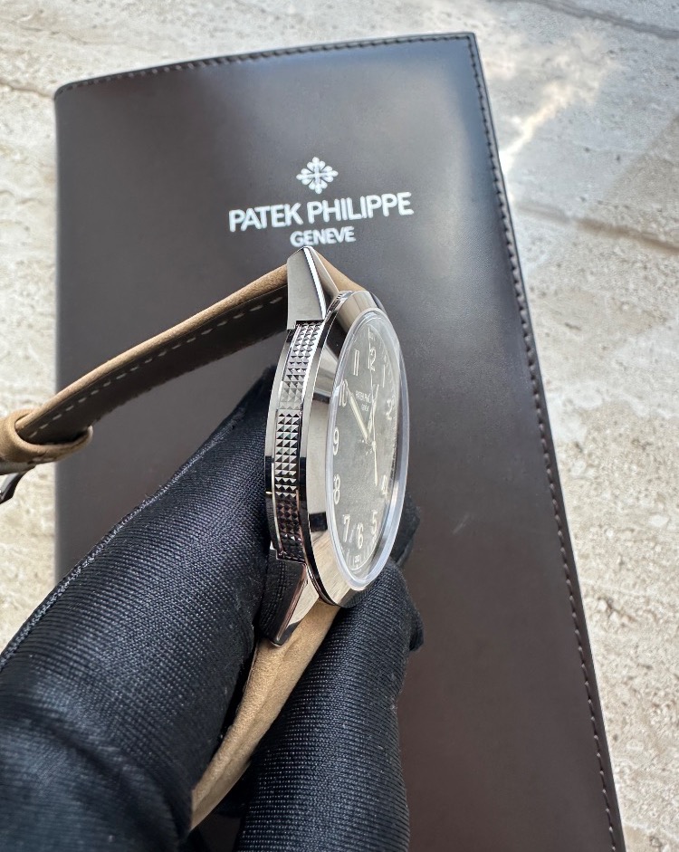Часы Patek Philippe Calatrava 5226G-001.