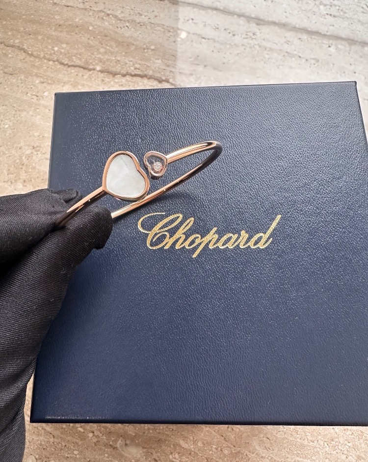 Браслет Chopard HAPPY HEARTS BANGLE MOTHER-OF-PEARL ROSE GOLD (SIZE S) 857482-5302