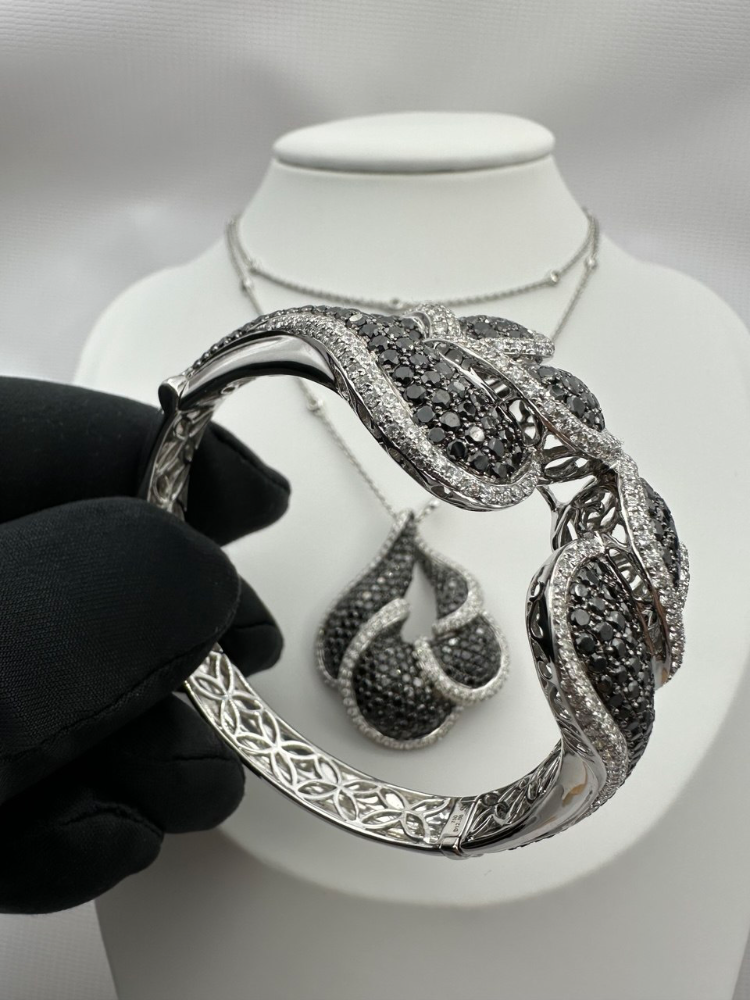 Комплект No name с белыми и черными бриллиантами.