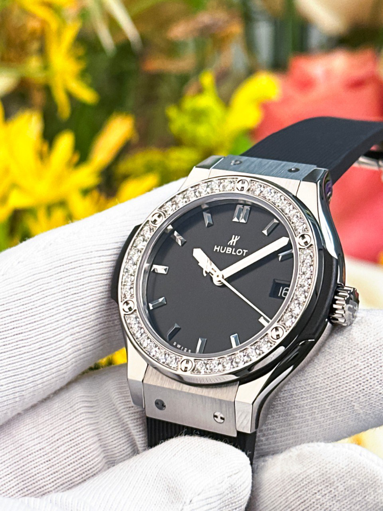 Часы Hublot Classic Fusion Titanium Diamonds 33mm 581.NX.1470.RX.1104