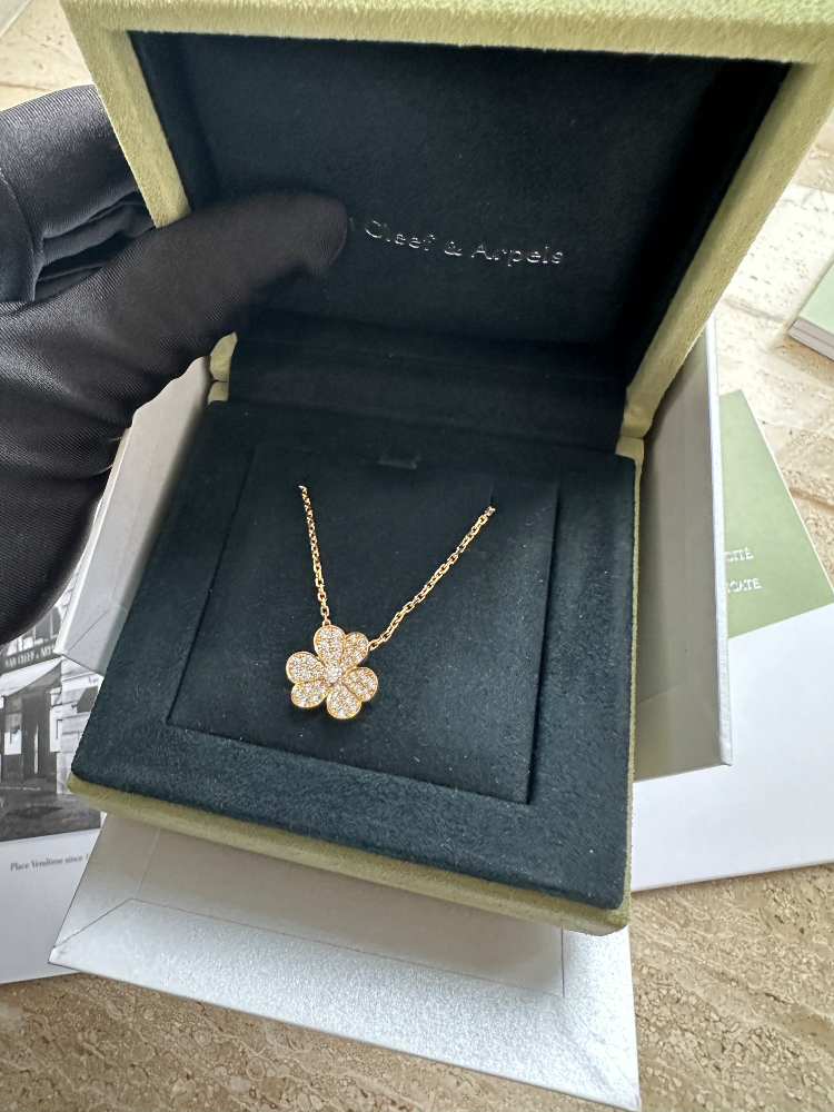 Колье Van Cleef & Arpels Frivole pendant small model VCARP2V100