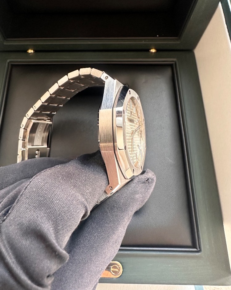 Часы AUDEMARS PIGUET ROYAL OAK SELFWINDING 41 MM 15500ST.OO.1220ST.04