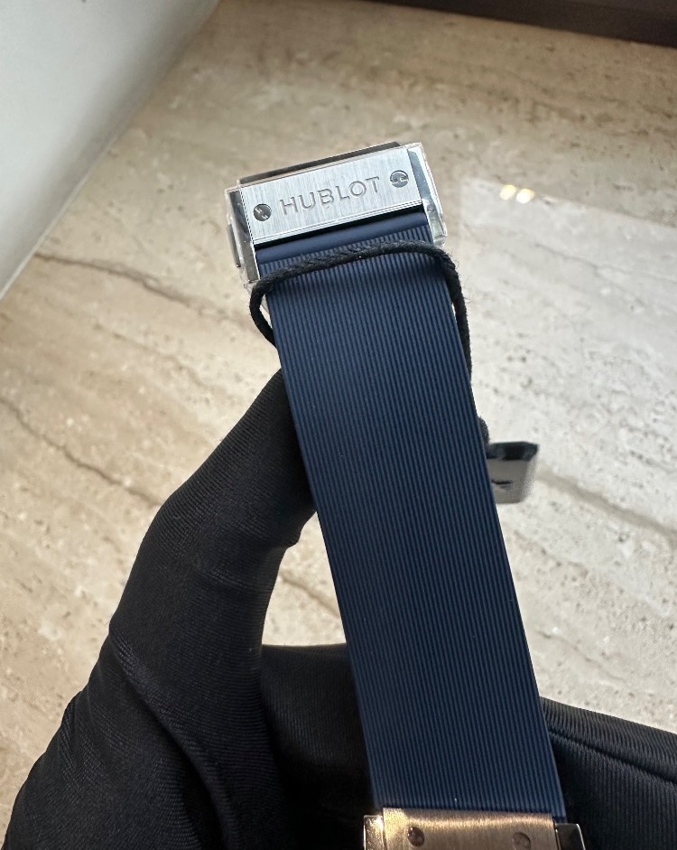 Часы Hublot Classic Fusion Titanium Blue 45 mm 511.NX.7170.RX