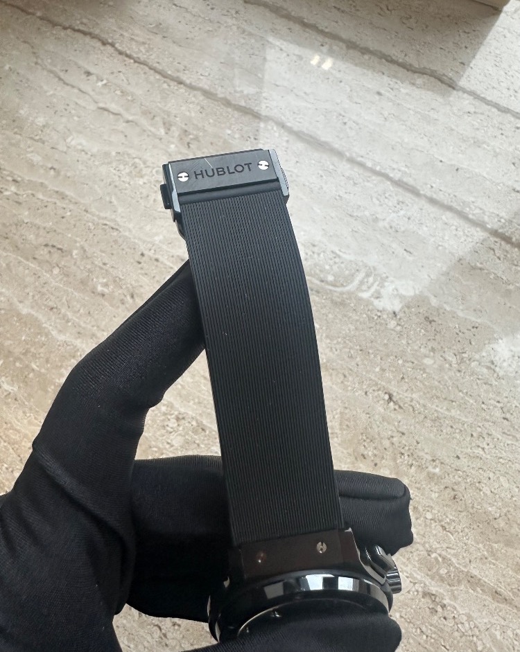 Часы Hublot Classic Fusion Black Magic 525.CM.0170.RX