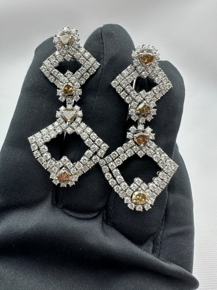 Серьги RALFDIAMONDS с коньячными и белыми бриллиантами.