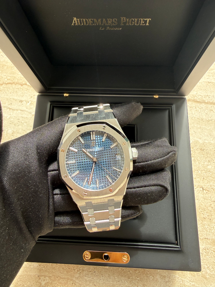 Часы AUDEMARS PIGUET Royal Oak Selfwinding 41 mm 15500ST.OO.1220ST.01