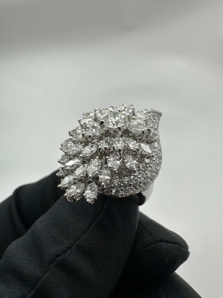 Кольцо RALFDIAMONDS с бриллиантами различных огранок.