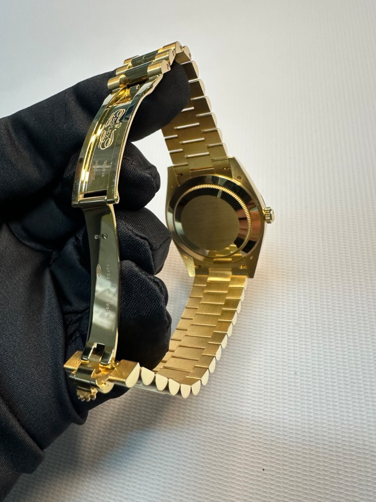 Часы Rolex Day-Date 40 mm Yellow Gold 228238-0061