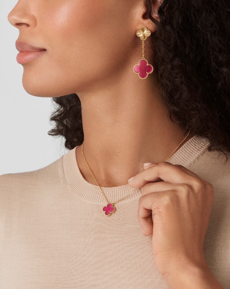 Серьги Van Cleef & Arpels Magic Alhambra earrings 2 motifs 18K yellow gold Enamel Wishlist Magic Alhambra earrings 2 motifs VCARPQZJ00