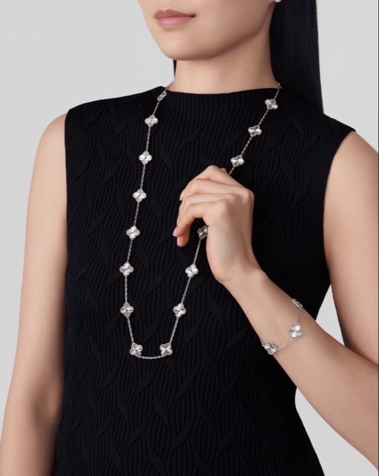 Браслет Van Cleef & Arpels Vintage Alhambra bracelet 5 motifs 18K white gold VCARP9XE00