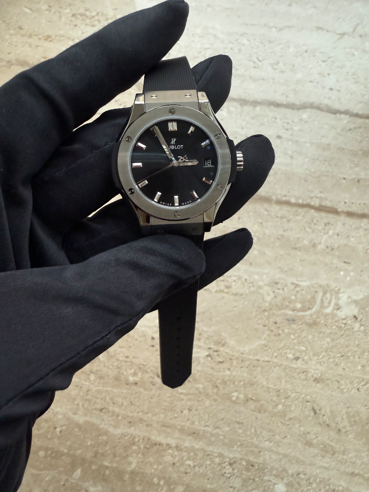 Часы Hublot CLASSIC FUSION TITANIUM 581.NX.1470.RX 33mm