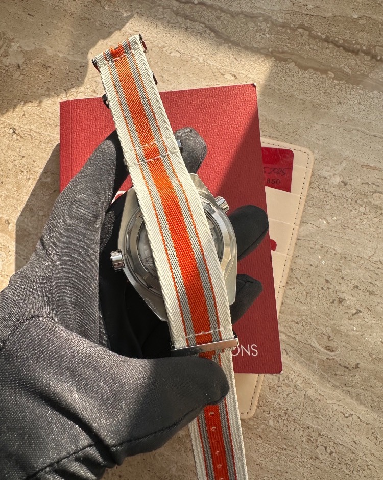 Часы Omega Seamaster Planet Ocean 600m 215.30.44.21.04.001